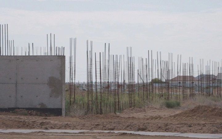 Семь многоэтажек уже три года стоят недостроенными в Атырау