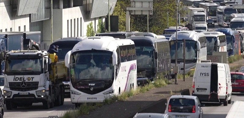 Parıjde avtobýs júrgizýshileri janarmaı baǵasyna qarsy narazylyqqa shyqty