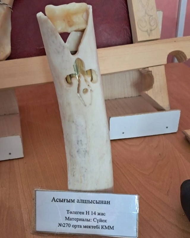 Мастер из Кызылорды передает школьникам искусство работы с костью Мастер из Кызылорды передает школьникам искусство работы с костью