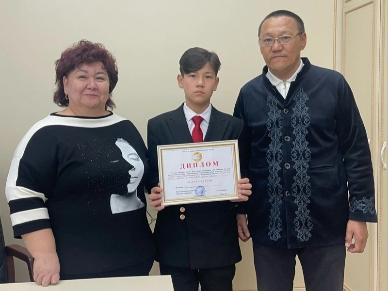 Мастер из Кызылорды передает школьникам искусство работы с костью Мастер из Кызылорды передает школьникам искусство работы с костью