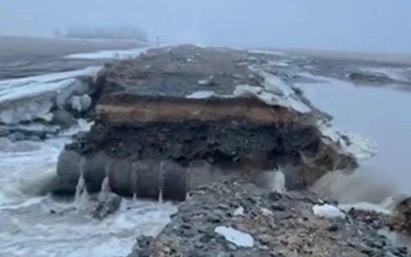Размытую дорогу восстанавливают в Акжарском районе СКО