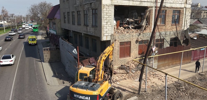 Almatyda uzaqqa sozylǵan sot protsesinen keıin 4 qabatty ǵımarat buzylyp jatyr 