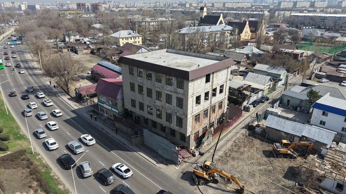 Алматыда ұзаққа созылған сот процесінен кейін 4 қабатты ғимарат бұзылып жатыр