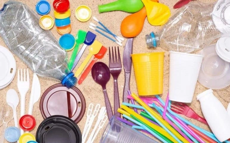 Grýzııada 1 sáýirden bastap birrettik plastık ydystardy satýǵa tyıym salyndy