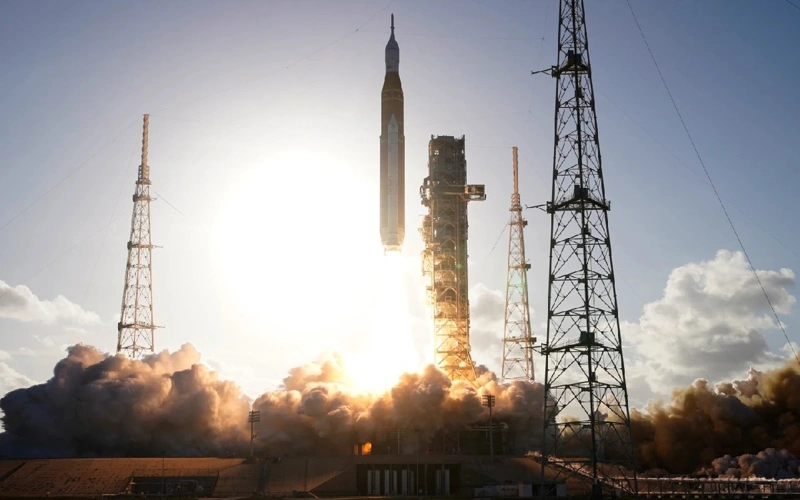 NASA запустило корабль Orion с четырьмя астронавтами к Луне