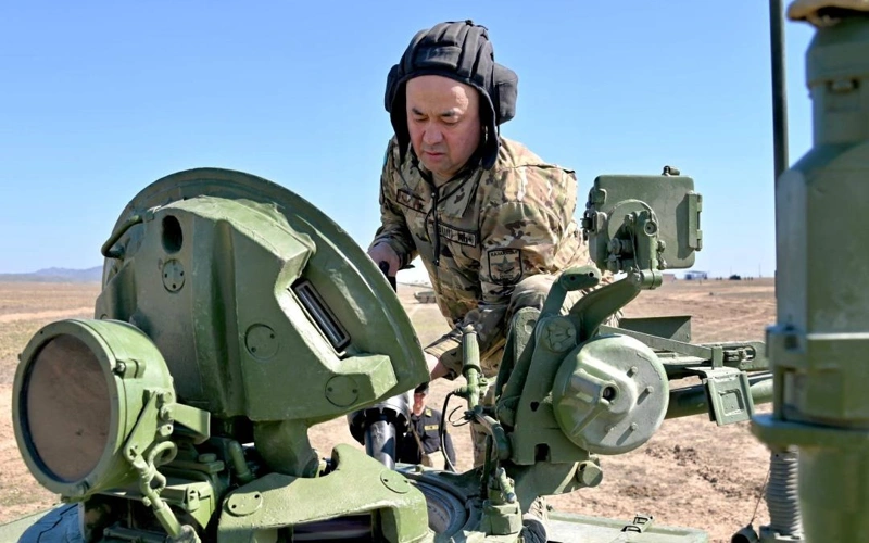 Qurlyq áskerleriniń bas qolbasshysy tank qarý-jaraǵynan atýda sheberlik kórsetti