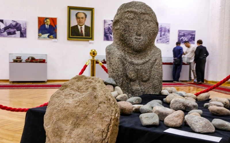 Almatyda biregeı arheologııalyq jádigerler kórsetildi