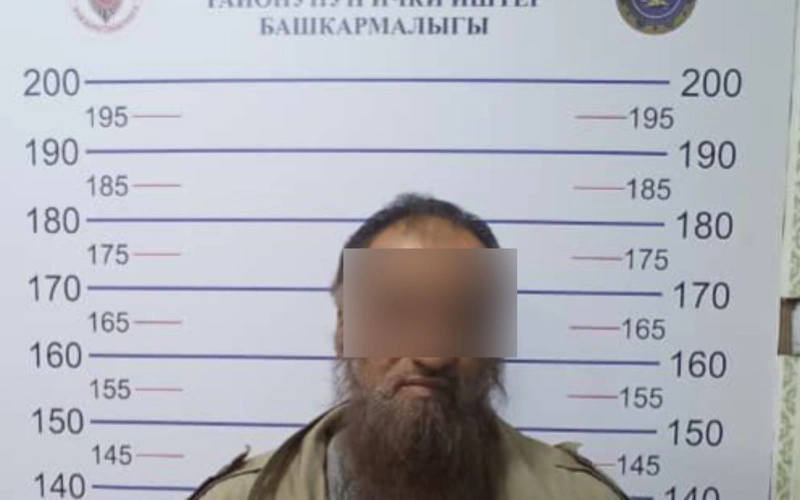 Bishkekte balalarǵa ıne bólshekteri bar kámpıt taratqan er adam ustaldy