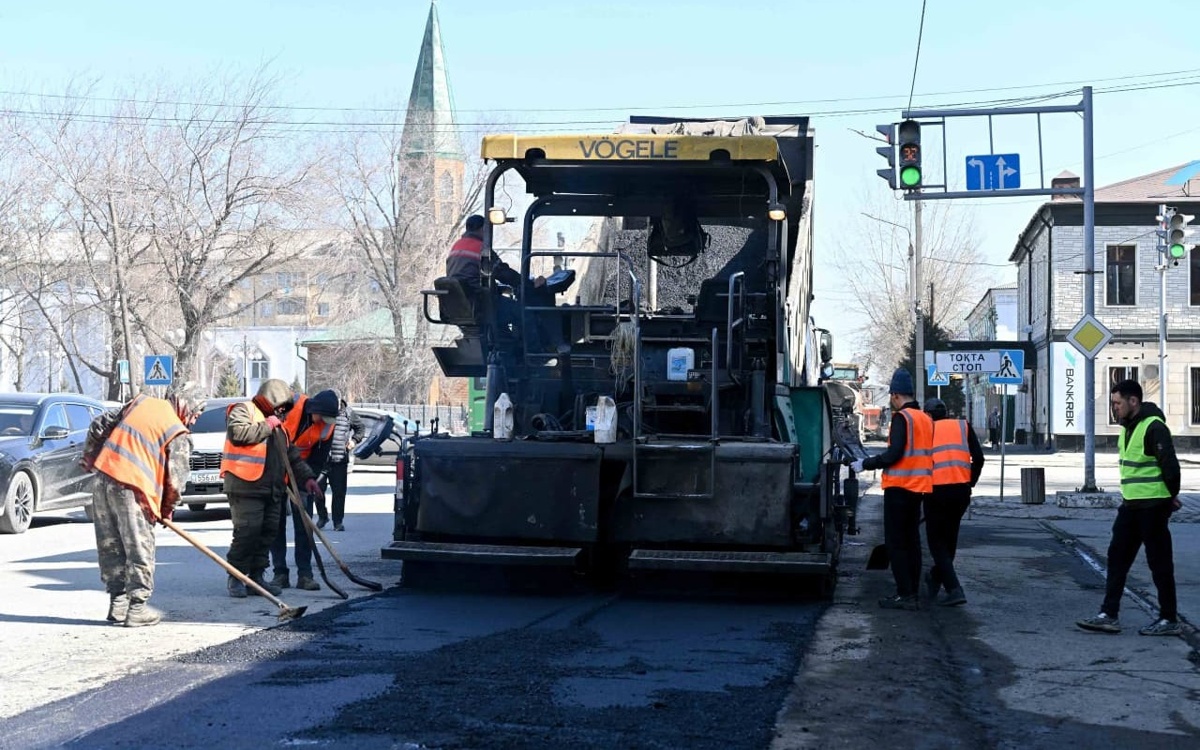 Биыл Семейде 100 көшеге асфальт төселеді
