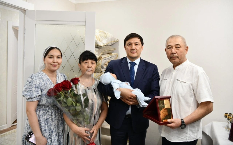600-myńynshy aqtóbelikti qala ákimi Azamat Beket quttyqtady 