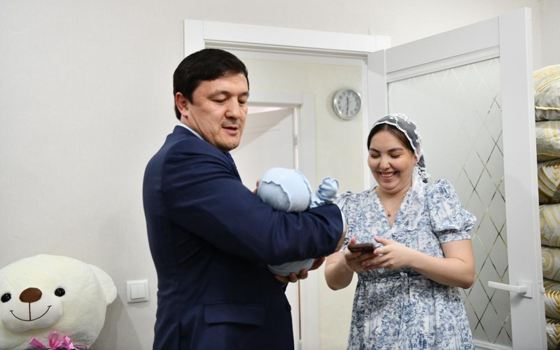 600-мыңыншы ақтөбелікті қала әкімі Азамат Бекет құттықтады 