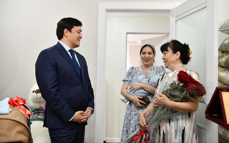 600-мыңыншы ақтөбелікті қала әкімі Азамат Бекет құттықтады 