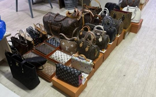 Jalǵan brend: Almatyda júzdegen  «Louis Vuitton» sómkesi tárkilendi