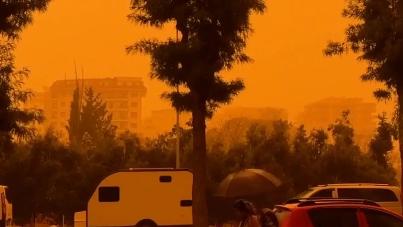 Antalıany afrıkalyq shań basyp, aspan qyzǵylt sary túske boıaldy