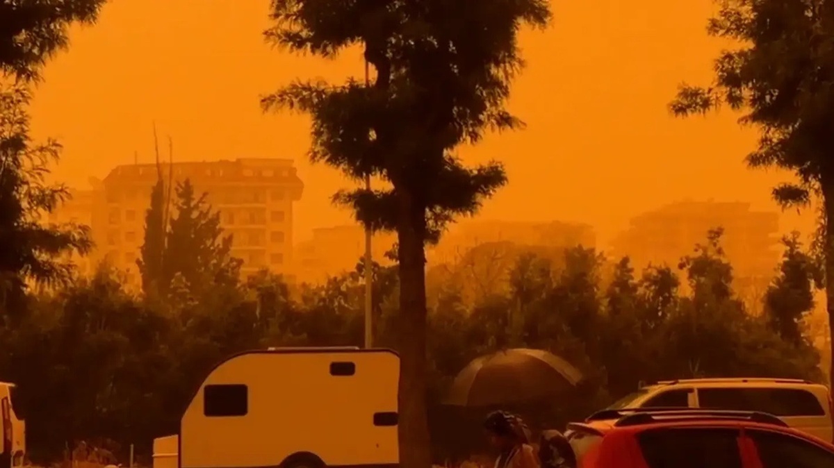 Антальяны африкалық шаң басып, аспан қызғылт сары түске боялды