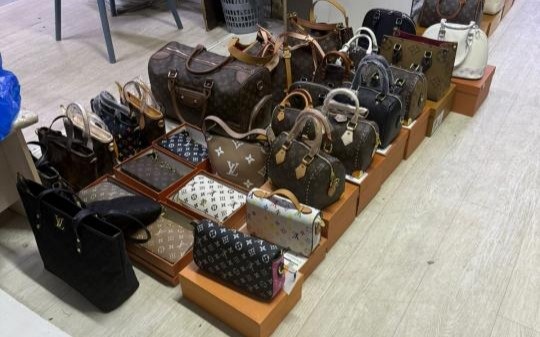 Жалған бренд: Алматыда жүздеген  «Louis Vuitton» сөмкесі тәркіленді