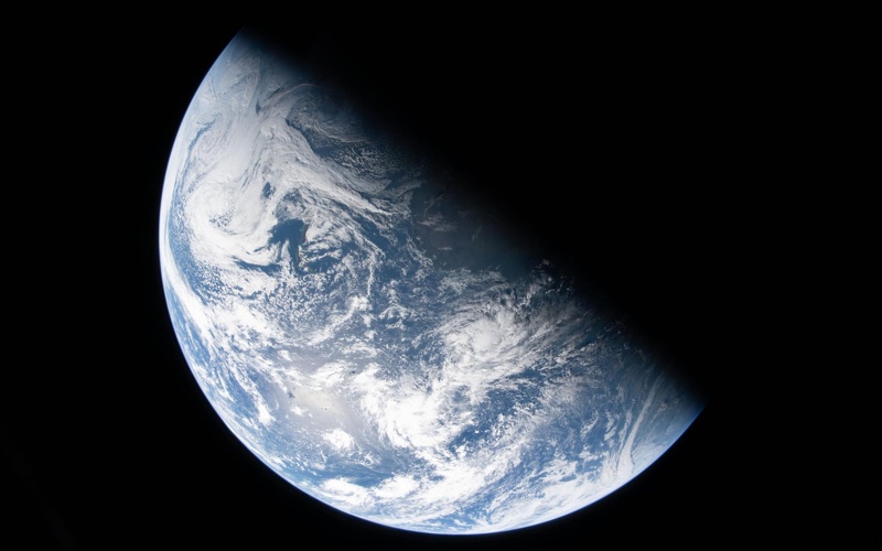 Айға ұшып бара жатқан астронавтар Жердің таңғажайып суретін түсіріп алды