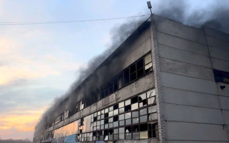 В Талдыкоргане произошел пожар на территории завода по производству стеклопластика