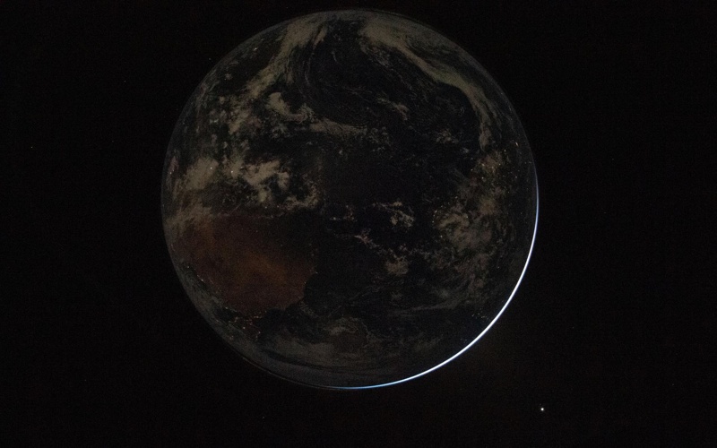 Айға ұшып бара жатқан астронавтар Жердің таңғажайып суретін түсіріп алды