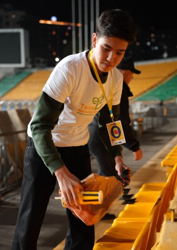 В Алматы после матча «Кайрат» — «Астана» болельщики и волонтеры провели уборку стадиона В Алматы после матча «Кайрат» — «Астана» болельщики и волонтеры провели уборку стадиона