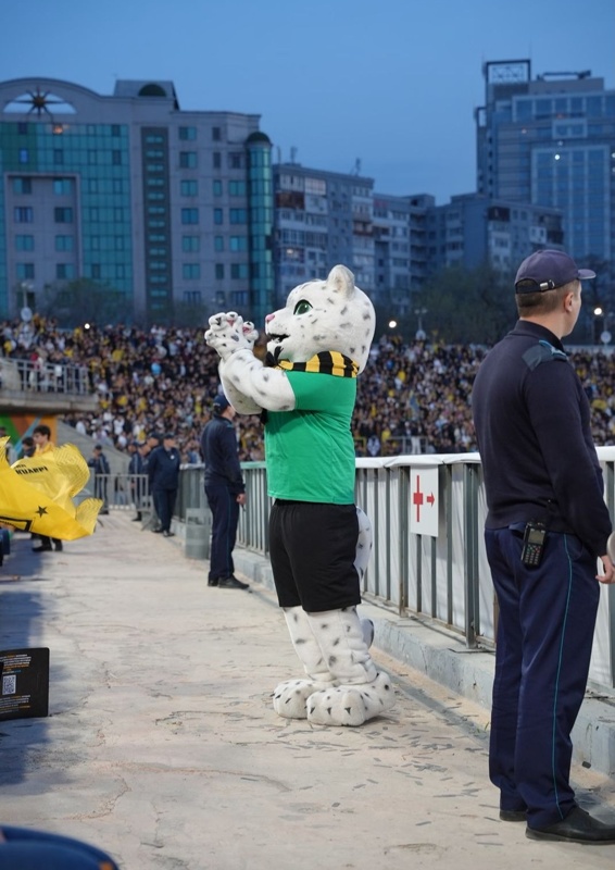 В Алматы после матча «Кайрат» — «Астана» болельщики и волонтеры провели уборку стадиона В Алматы после матча «Кайрат» — «Астана» болельщики и волонтеры провели уборку стадиона
