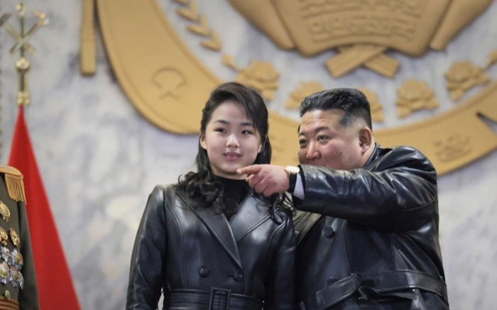 Ким Чен Ынның қызы билікке қарқынды дайындалып жатыр