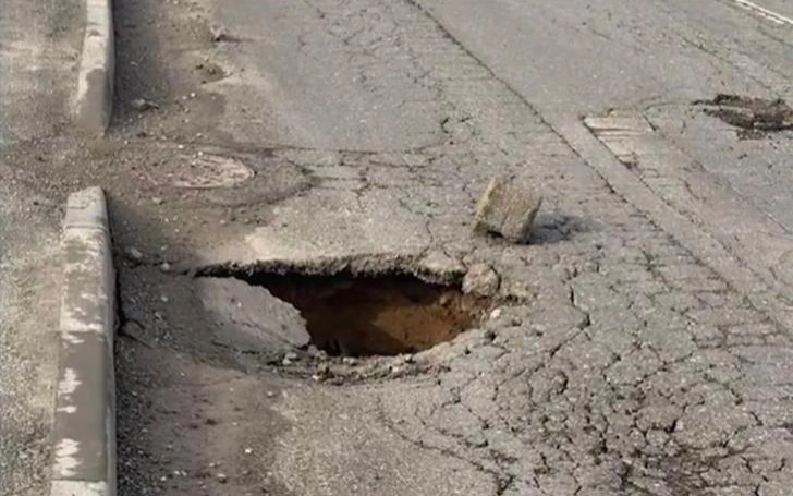 Асфальт просел сразу на 10 улицах одного микрорайона в Шымкенте