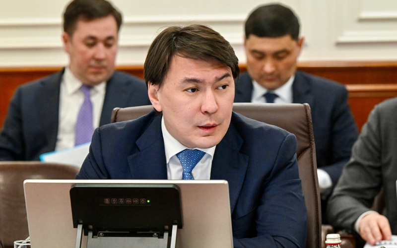 Бектенов дал поручения по ускорению регистрации лекарств, упрощению тарифов и внедрению верификации мобильных устройств