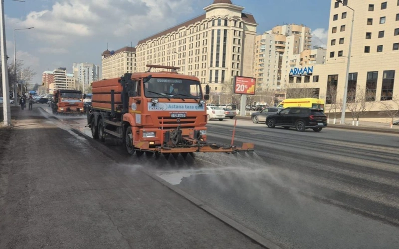 Масштабная уборка после зимы продолжается в Астане