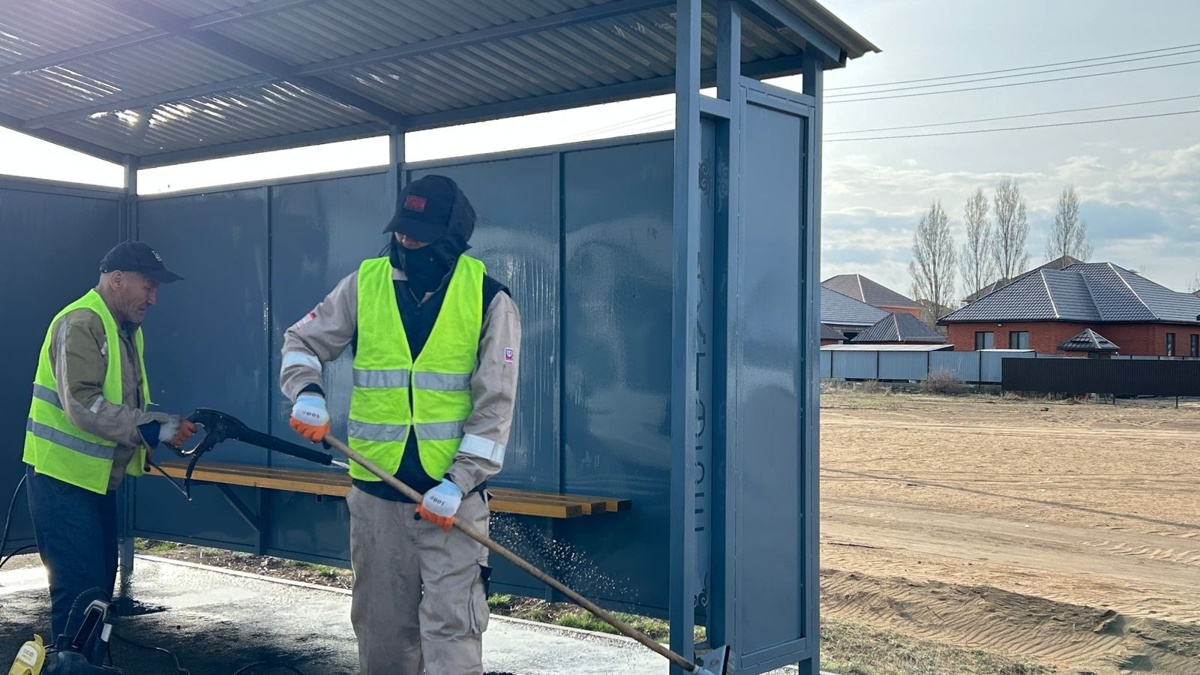 Пробациялық бақылауға алынған әнші Qarakesek қоқыс жинап, аялдама жуып жүр