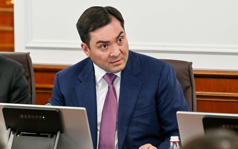 Бектенов дал поручения по ускорению регистрации лекарств, упрощению тарифов и внедрению верификации мобильных устройств