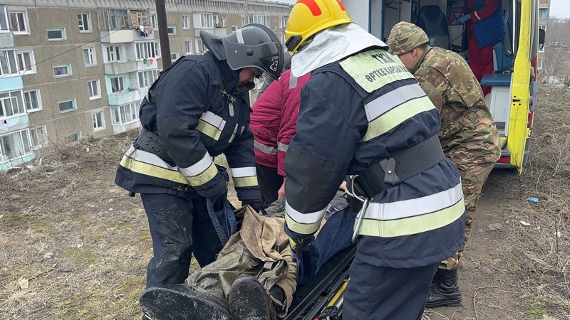 Трое рабочих в ВКО получили отравление во время ремонта канализации
