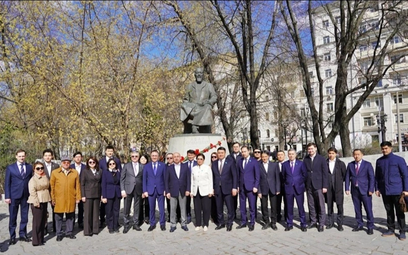 Flower-laying ceremony honors 20th anniversary of Abai Monument in Moscow