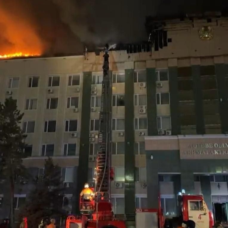 Здание акимата горит в Актобе Здание акимата горит в Актобе