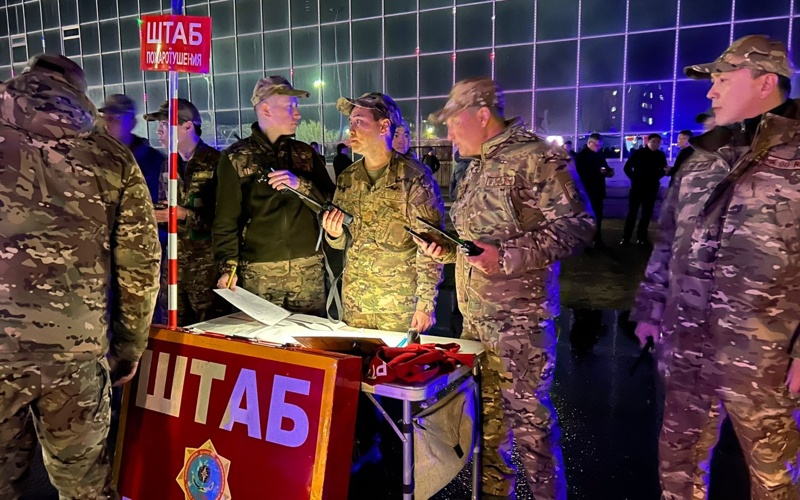 В Актобе произошло возгорание крыши здания областного акимата.