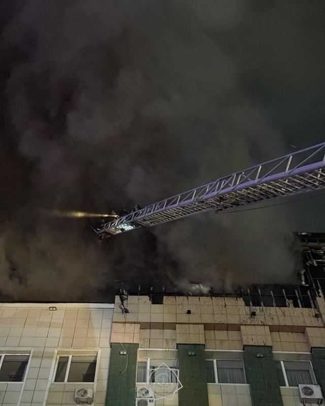 Здание акимата горит в Актобе Здание акимата горит в Актобе