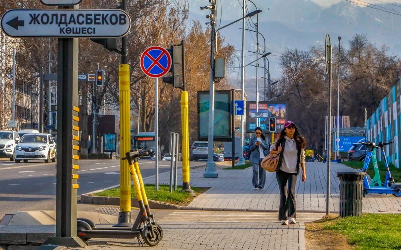 самокат, погода, люди