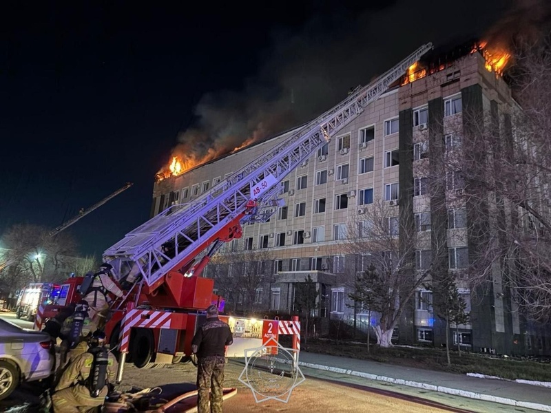 Здание акимата горит в Актобе Здание акимата горит в Актобе