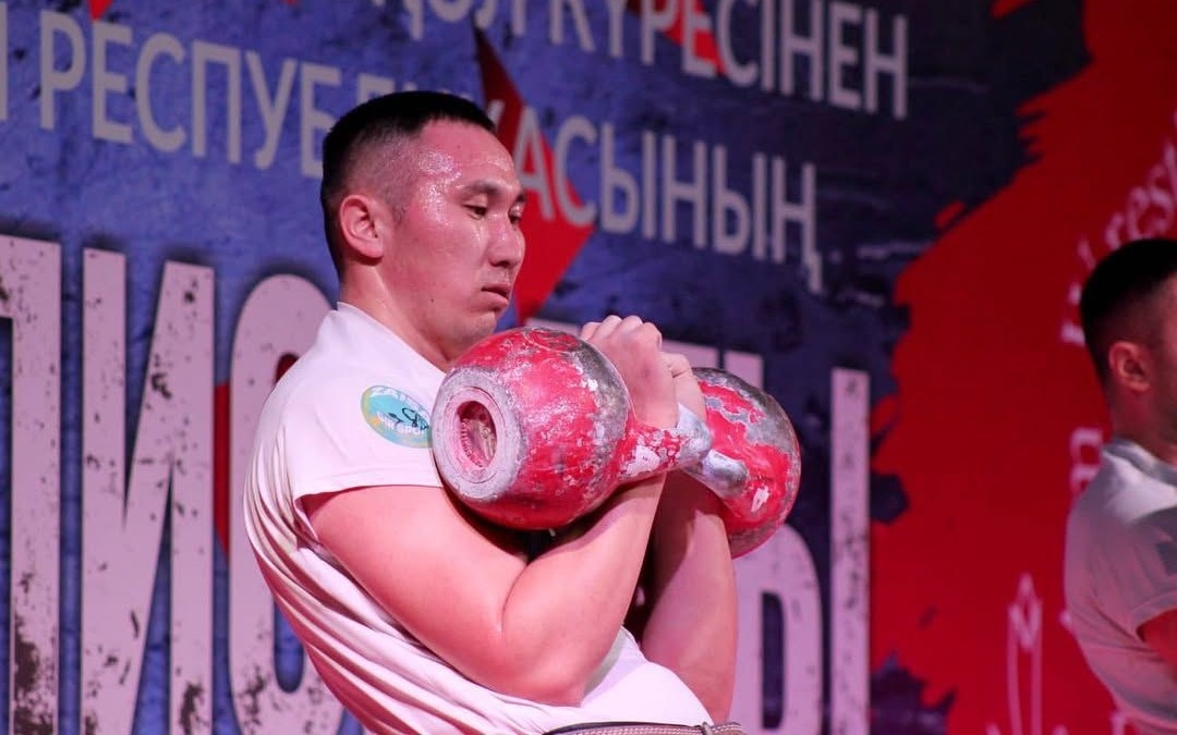 Жүк көліктерін арқанмен сүйрейтін спортшы гір көтеруден әлемдік додаларда топ жарып жүр