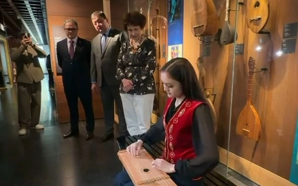 Kazahstan peredal Jetygen Mýzeıý mýzykalnyh ınstrýmentov Belgıı