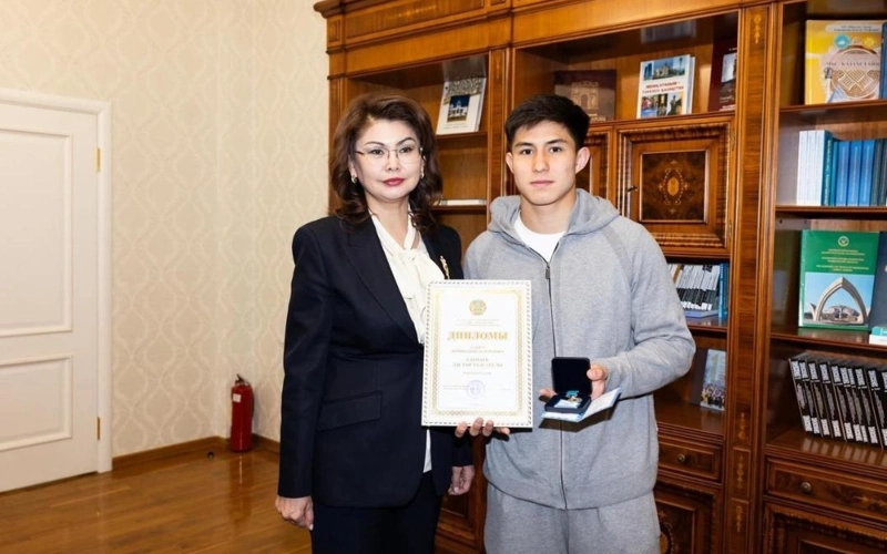 Aıda Balaeva «Qaırat» fýtbol klýbynyń shabýylshysy Dastan Sátpaevqa «Daryn» memlekettik jastar syılyǵyn tabystady