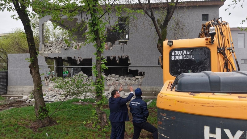 Двухэтажную пристройку к кафе сносят в Алматы