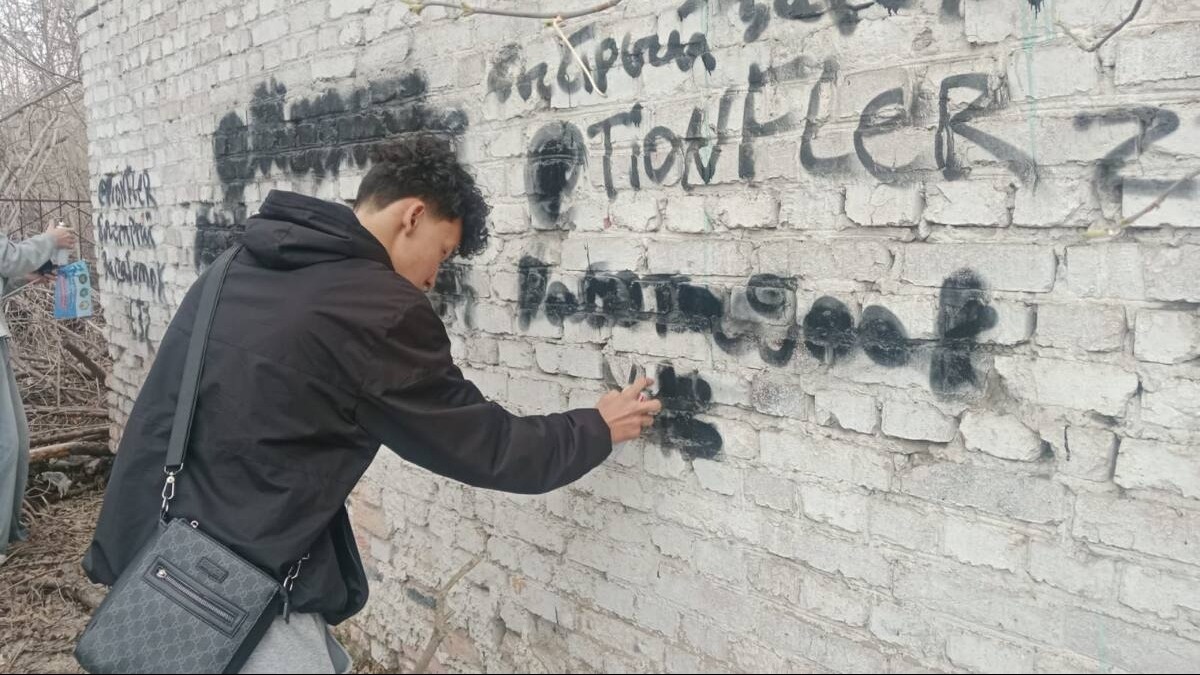 Қарағандыда есірткіге қарсы акция кезінде 2 мыңнан астам граффити жойылды