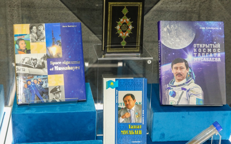 От Гагарина до KazSat: в Астане открылась выставка о космосе От Гагарина до KazSat: в Астане открылась выставка о космосе