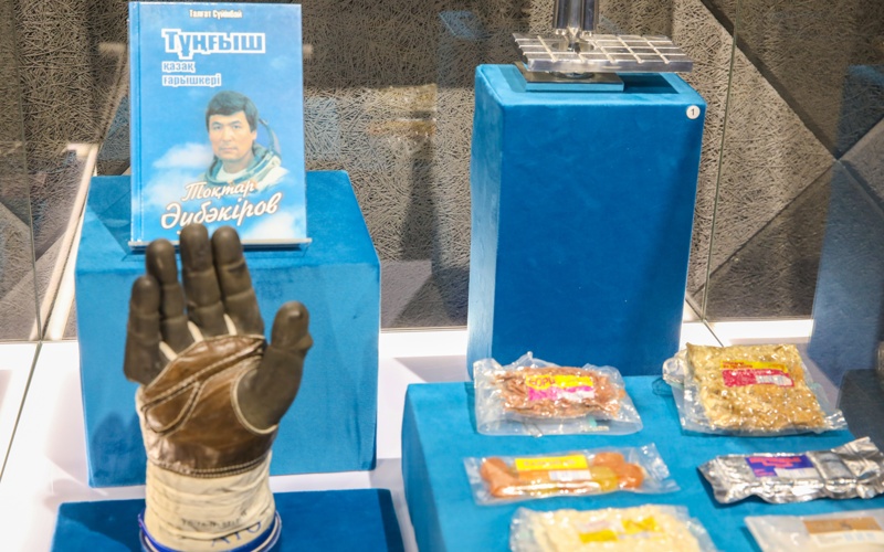 От Гагарина до KazSat: в Астане открылась выставка о космосе От Гагарина до KazSat: в Астане открылась выставка о космосе