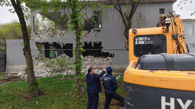 Almatyda zańsyz salynǵan nysan buzylyp jatyr Almatyda zańsyz salynǵan nysan buzylyp jatyr