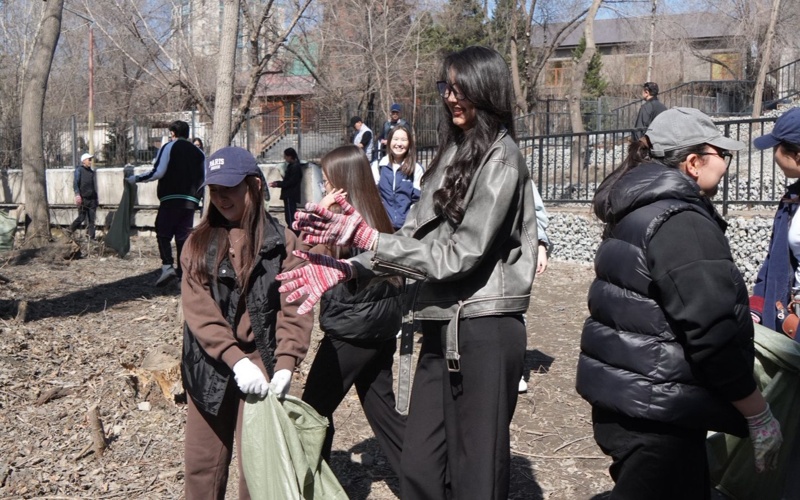 Около 50 волонтеров очистили остров Бейбітшілік от&nbsp;мусора в&nbsp;Семее