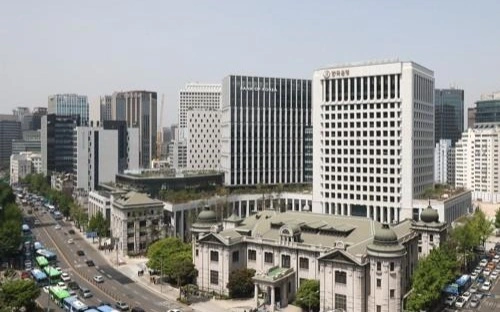 S. Korea’s central bank holds rate steady 