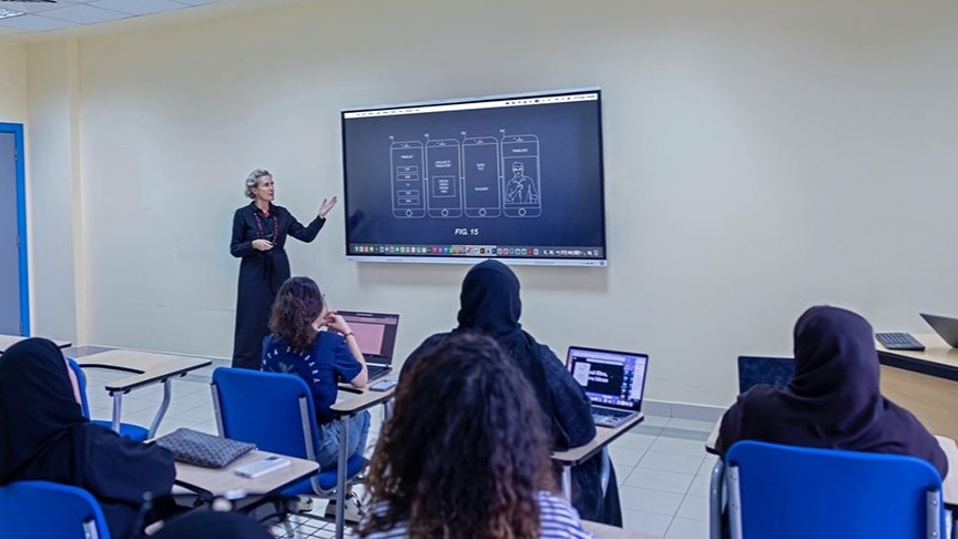 БАӘ-де жасанды интеллект негізінде көптілді ымдау тілінің аудармашысы жасалды