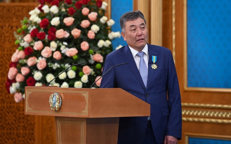 Head of State awards scientists, hands over keys to apartments 